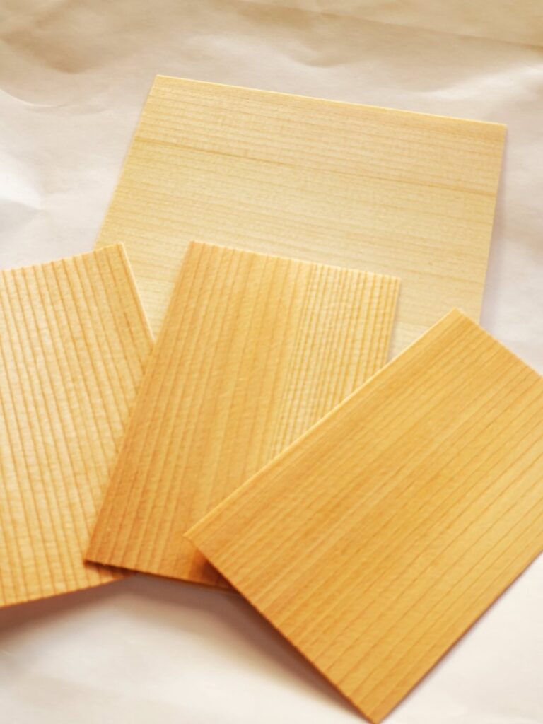 一枚ずつ異なる木目を持つ、木の切り絵用の薄い木板。自然のぬくもりが伝わる質感。宮城県登米市産スギを使用。