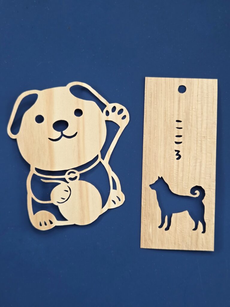 オーダーメイドの木製犬用お守りと直筆名前入り木の切り絵作品