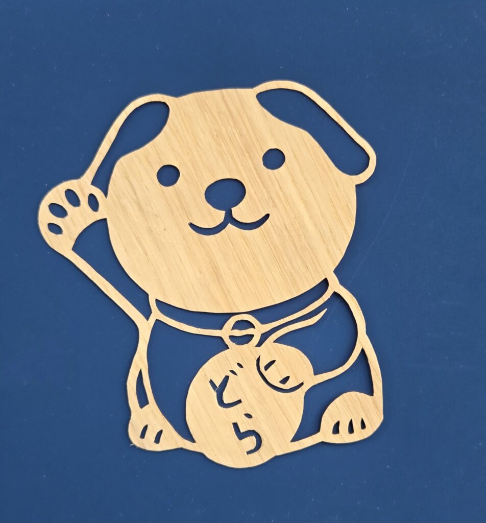 飼い主の直筆文字をその場でカッターで切り抜いた、世界にひとつの愛犬の名前入りお守り。