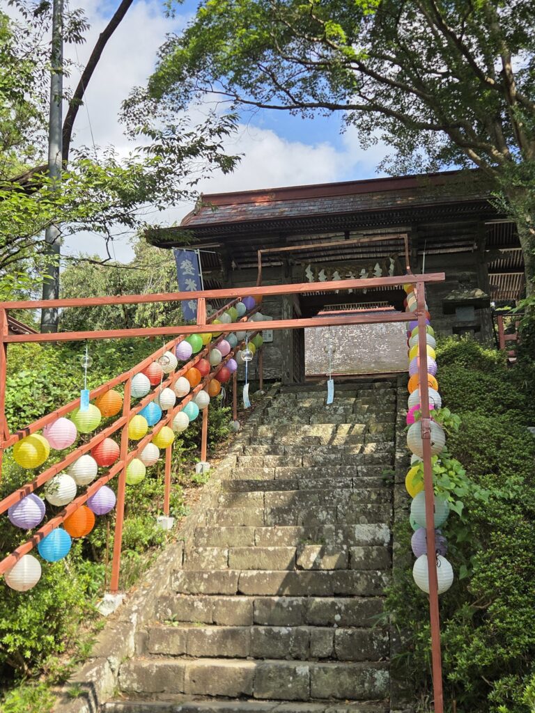 宮城県登米市登米町に鎮座する登米神社の参道。ペットの健康祈願、お礼参りに参拝するペット愛好家が集う場所。