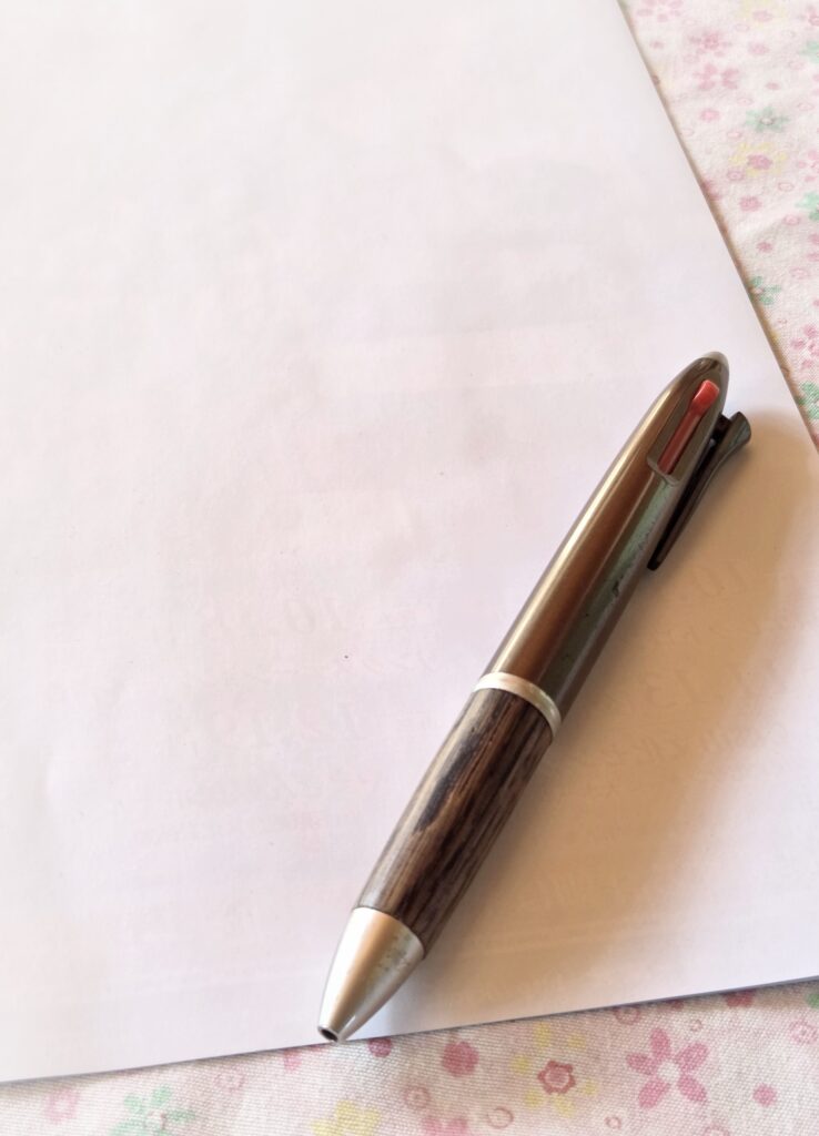紙とペン。ペットロスで深い悲しみを感じた時、紙に気持ちを書く方法をご紹介。