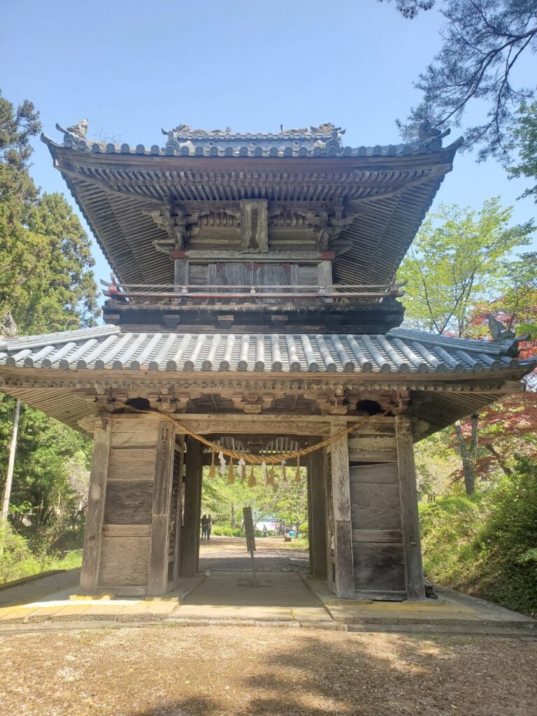 登米市東和町に鎮座する華足寺の山門。馬頭観音をまつり動物の守護仏として古くから信仰されている。